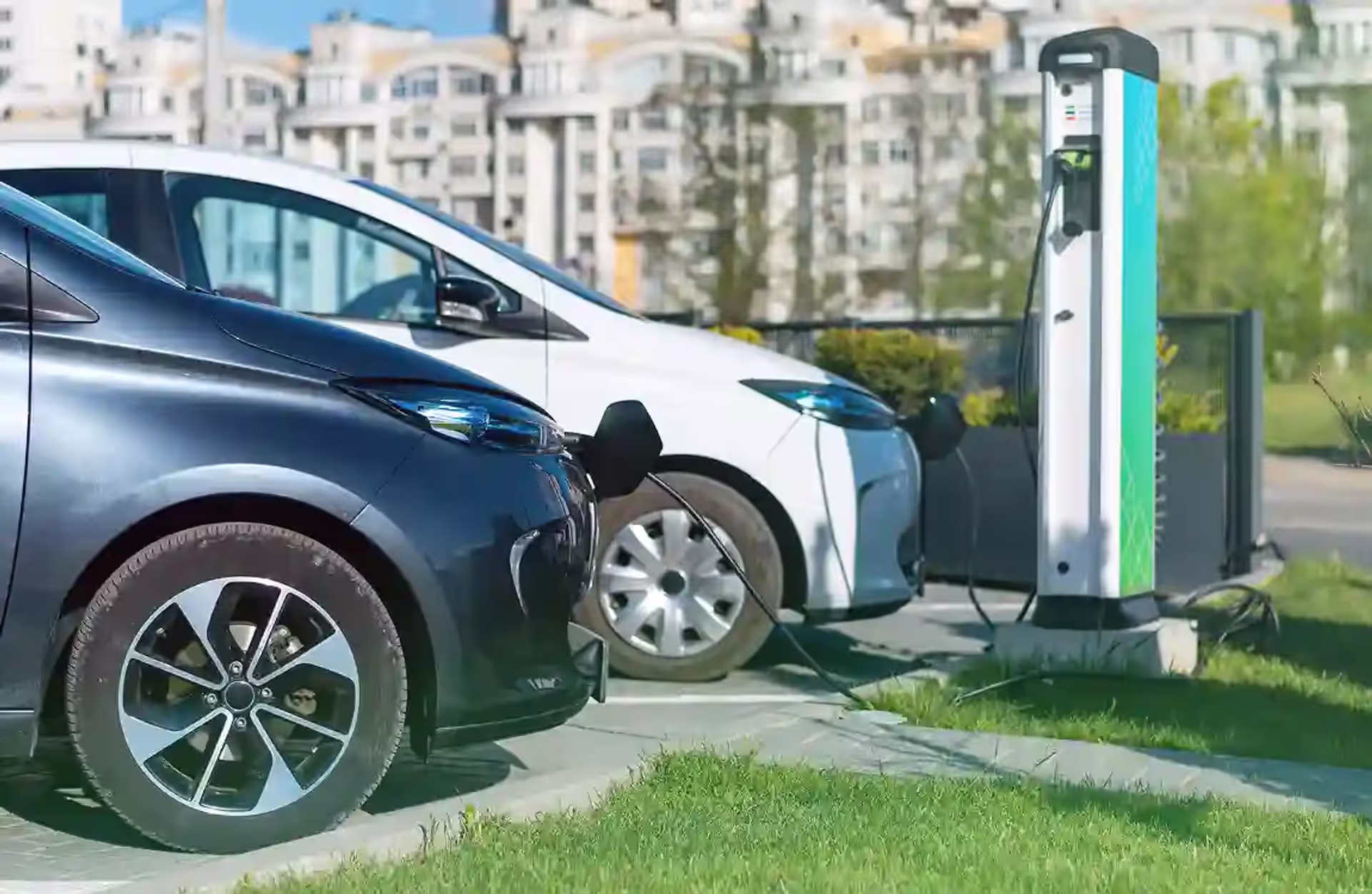 Best Electric Cars 2025: Range, Price & Charging Speed Compared